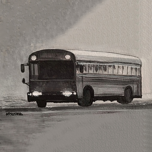 Un autobus misterioso attraversa la nebbia